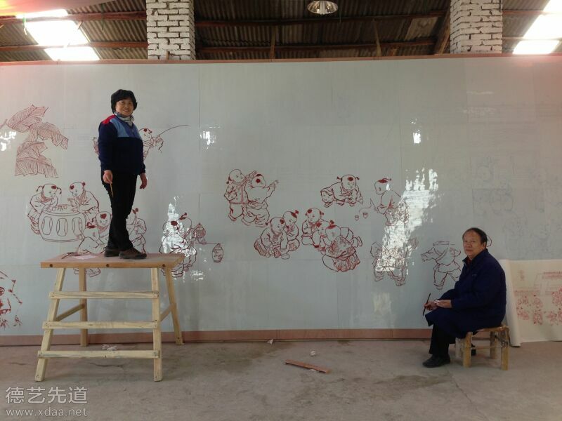 纪清远、卢平在景德镇绘制地铁七号线大型壁画《百子图》