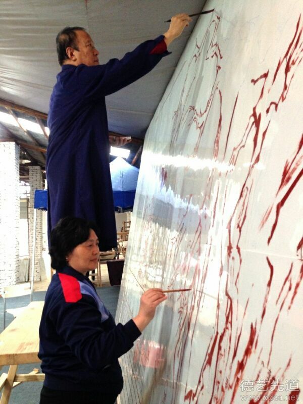 纪清远、卢平在景德镇绘制地铁七号线大型壁画《百子图》