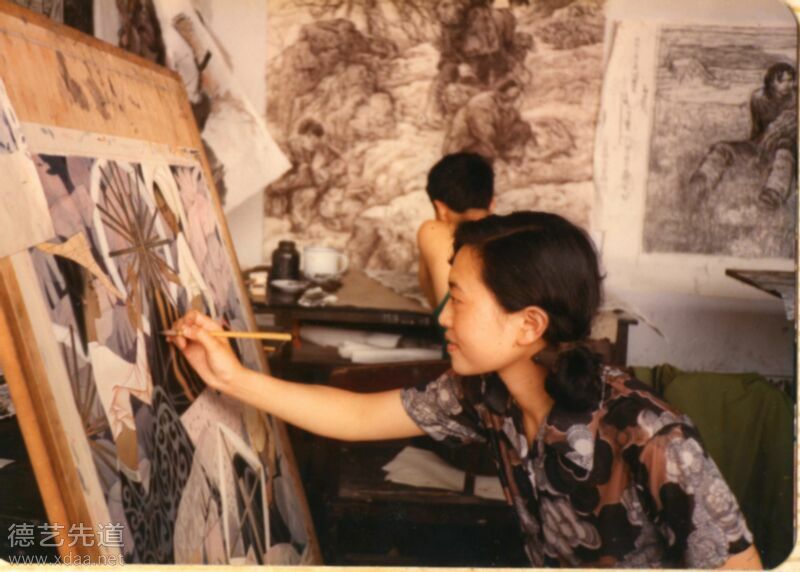 1982年卢平在四川美院画毕业创作