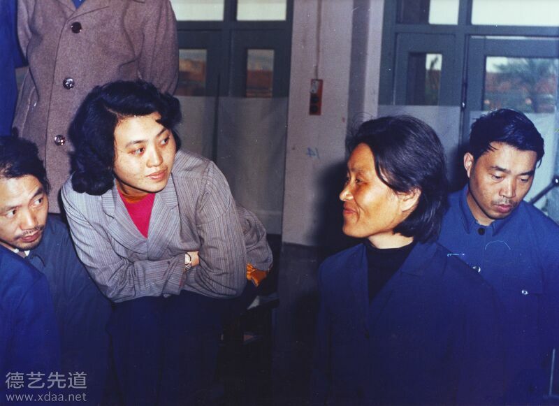 1982年著名女画家周思聪去四川，卢平正在听周老师讲课